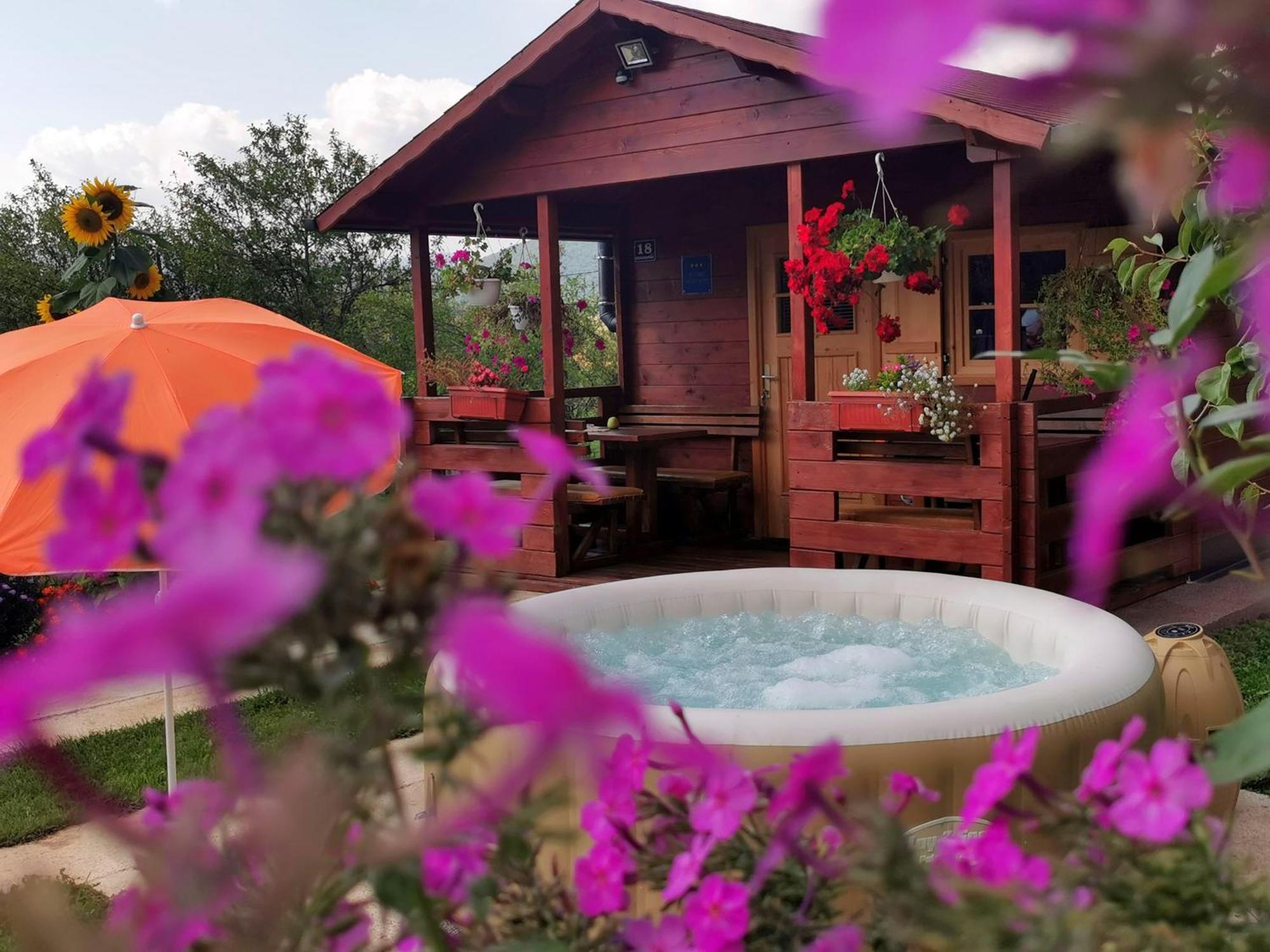 Cottage La Sierra With Jacuzzi Korenica Exterior photo
